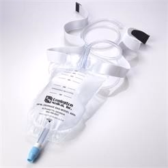 What type of outlet valve does the drainage bag have?