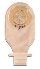 Is the Marlen 52675 SuperFlat Drainable Pouch equipped with a filter?