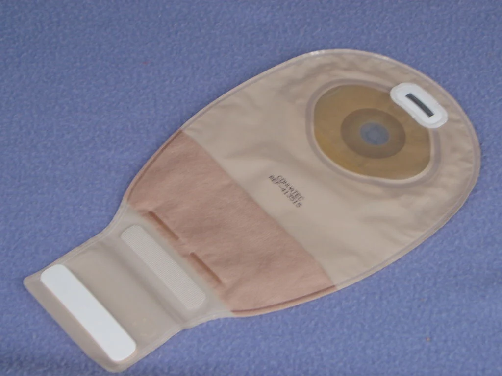 Does the Convatec 413517 pouch have belt tabs?