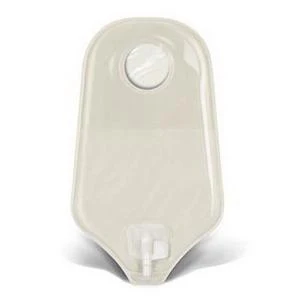 What type of closure does the Convatec 401544 pouch feature?