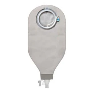 What type of outlet does the Coloplast 18601 pouch have?