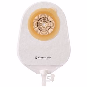 What special valve feature does the Coloplast 8009 pouch have?