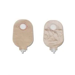 What is the purpose of the tear drop indicator on the drain valve on the Hollister 18422 pouch?
