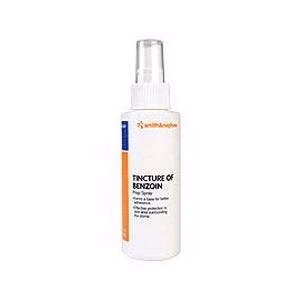 How does the Smith & Nephew 407000 benzoin spray benefit the skin?